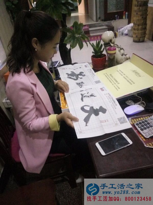 工作之余適合做點(diǎn)什么樣的兼職活？湖北襄陽劉女士找到手工活串珠繡(圖1)