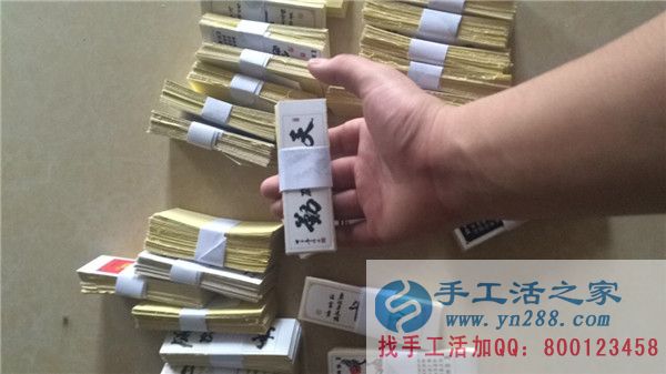 在快遞小哥搬快遞時，工作人員在整理不粘膠