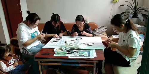 從個(gè)人加工到創(chuàng)業(yè)組織人做，4年來，她一直在做勵(lì)志珠珠繡