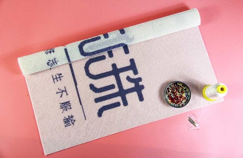 8月16日，農(nóng)村手工活加工項目，在家做手工，注意了這些事，做手工活掙錢就會選對手工企業(yè)，圖為手工之家的勵志珠珠繡手工產(chǎn)品細節(jié)剪影