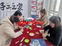 1月30日，正規(guī)手工活在家賺錢，可以寄到家做的手工活，選十多年的手工企業(yè)手工之家的珠繡串珠外發(fā)手工活，圖為各地加工人員工作室剪影